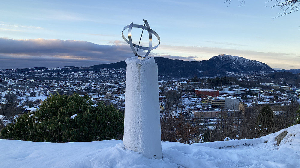 Søylen på St. Hanshaugen - Bergens vakreste? Løvstakken i bakgrunnen mot høyre.