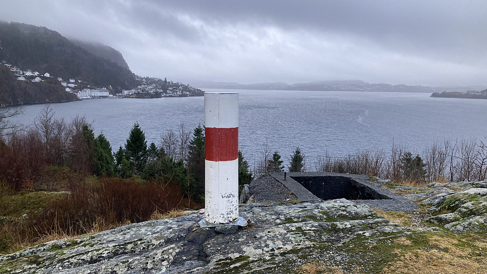 Flott metallsøyle på Klauvaneset, Tellevik fort. Utsikt mot Salhus i SV