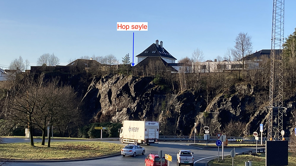 Hop søyle helt ute på kanten mot motorveien. Foto 26.1.2022