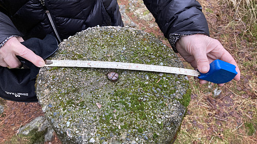 Diameter 31 cm, høyde 110 cm og metallmerke med kryss i midten