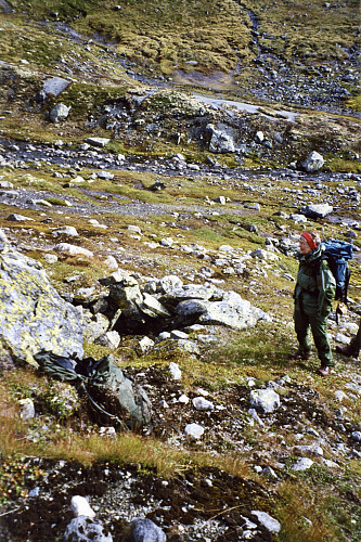 Astrid ved en fangstgrav (38F) i Jøtebotn