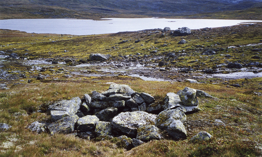 Den fineste av de to fangsgravene i skråningen vest for Storhaugvatnet som sees i bakgrunnen