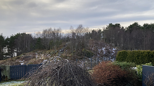 Søylen skimtes såvidt på haugen i bakgrunnen
