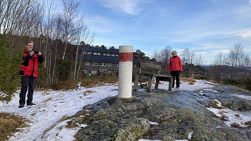 Kjell og Astrid ved søylen på Skinstø