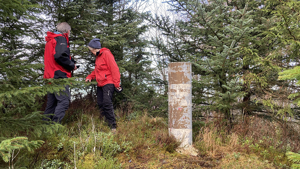Kjell og Astrid ved søylen på Jonsterhaug (Haukås)