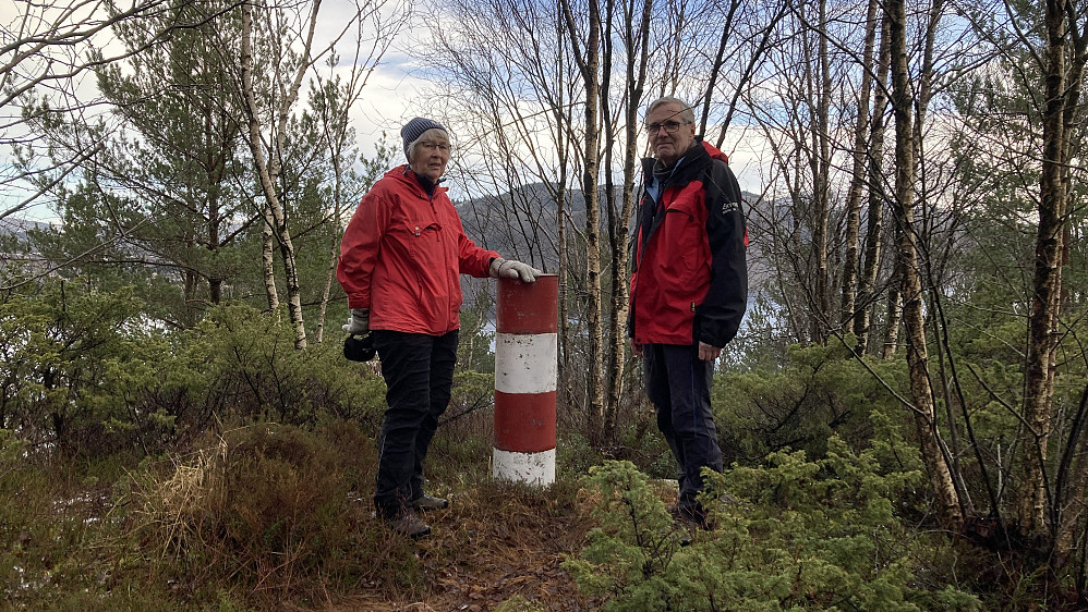 Astrid og Kjell ved søylen