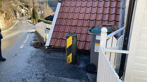 Søyle med trafikkskilt!