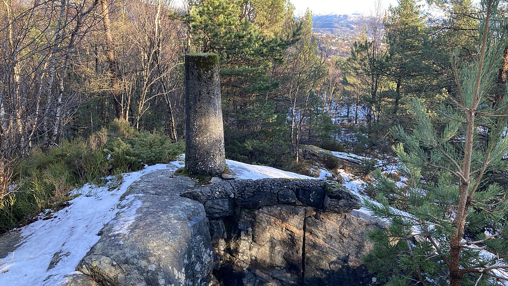 Knappen søyle. Utsikt mot SØ.