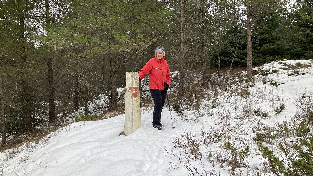 Astrid ved søylen på Birkelandsfjellet (N)