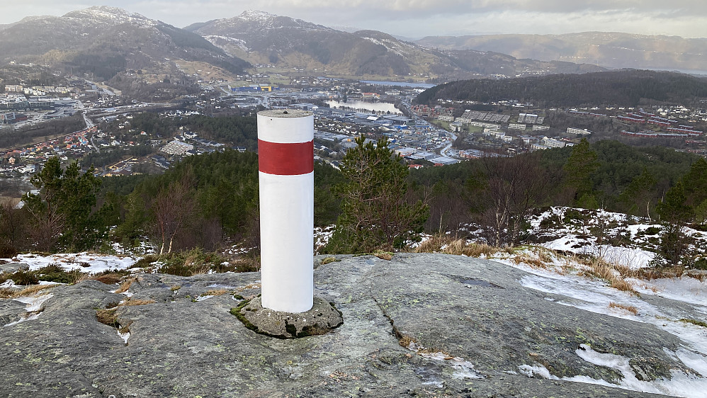 Den flotte søylen nord på Austefjellet. Utsikt nordover bl.a. mot Veten i Åsane