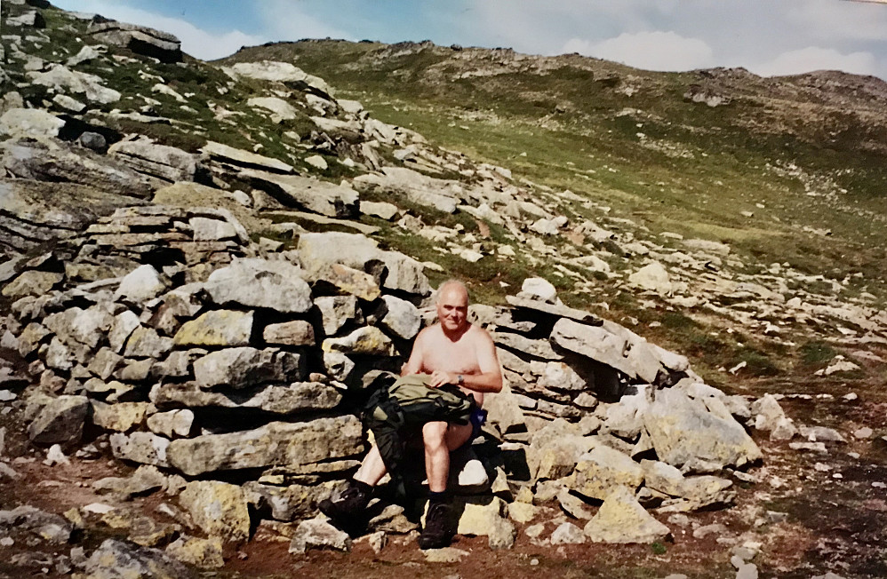 Pause i godvær i murene etter Gjetlebu. Foto Astrid