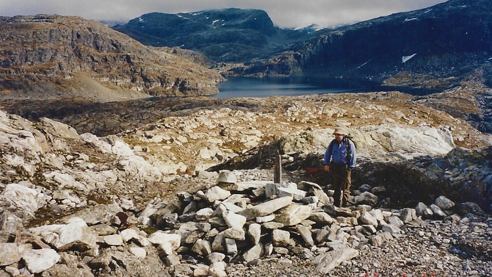 Helge ved den fineste fangstgraven sør for Gommahaug. Kvannjolavatnet 1087 og Skipanuten 1498 i bakgrunnen. Foto 7. september 1998