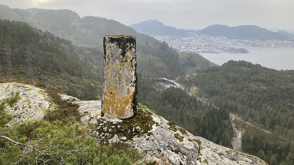 Den flotte, gamle søylen nedenfor (vest for) Orretua 350. Utsikt mot Bergen i sør