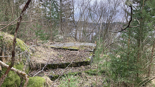 Rester etter hytte-eiendom nord for fyret