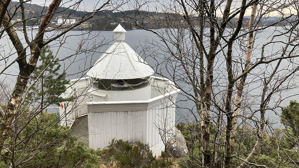 Fyret NNV for Maggevikshaugen. Grimstadfjorden i bakgrunnen