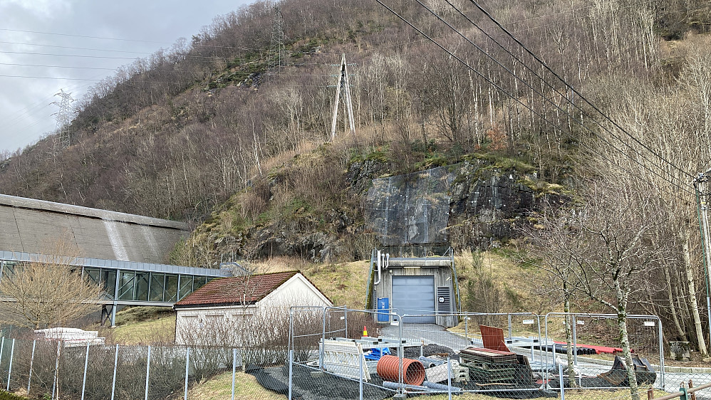 Søylen står nede i skråningen til venstre for masten