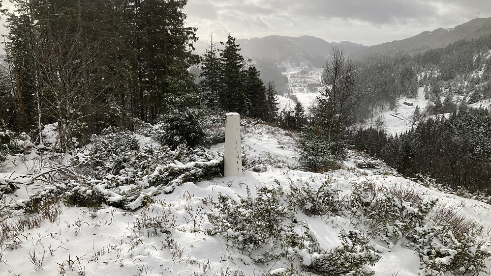 Den slanke, hvite søylen på Bontveit. Utsikt sørover mot Frotveit