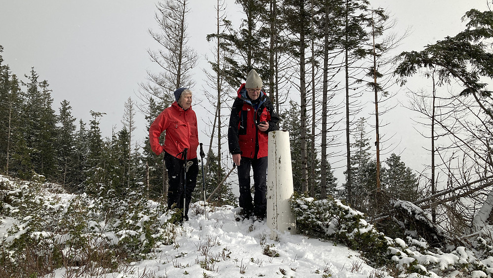Astrid og Kjell ved søylen
