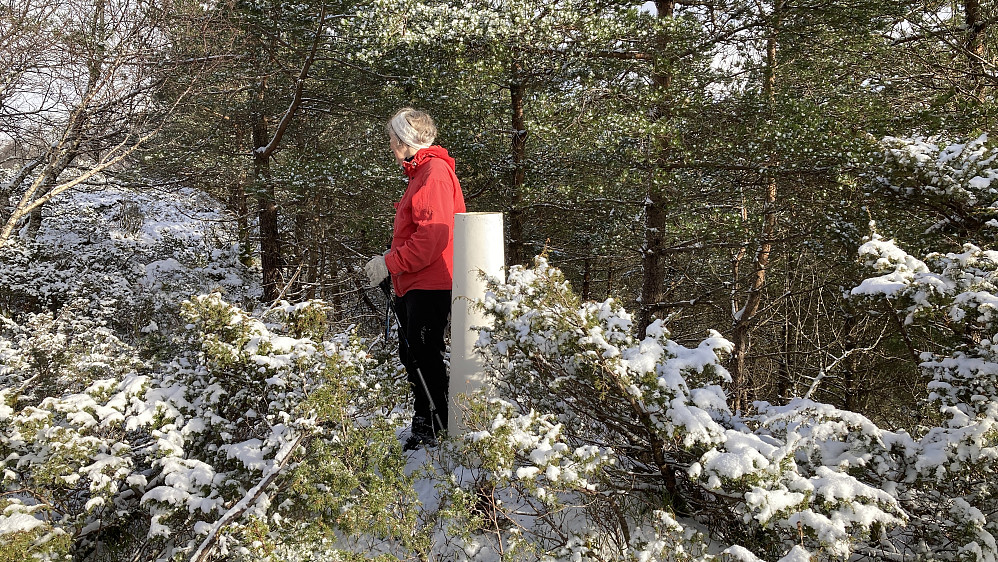Astrid ved den hule søylen på Frotveit