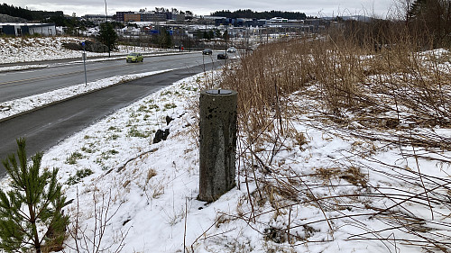 Søyle med fastmerkeID 0213 Flyplassvegen