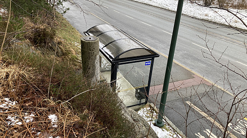 Busstoppet under søylen