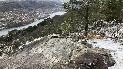 Fjellknausen med bolter i fjellet etter søylen.