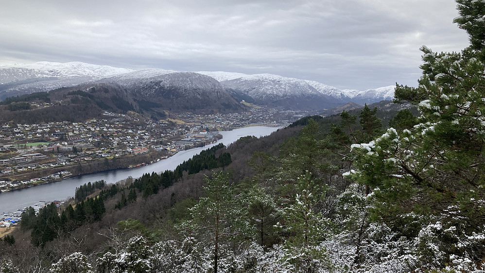 Flott utsikt fra stedet mot Arnavågen i sør