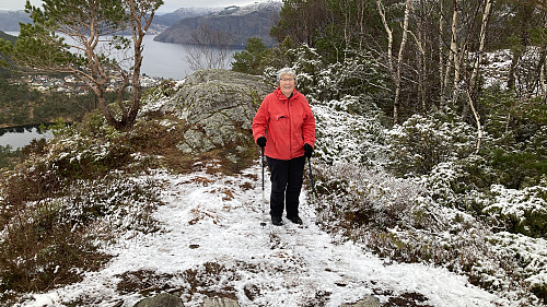 Astrid nær toppen av Sjurstonipa. Foto mot nord