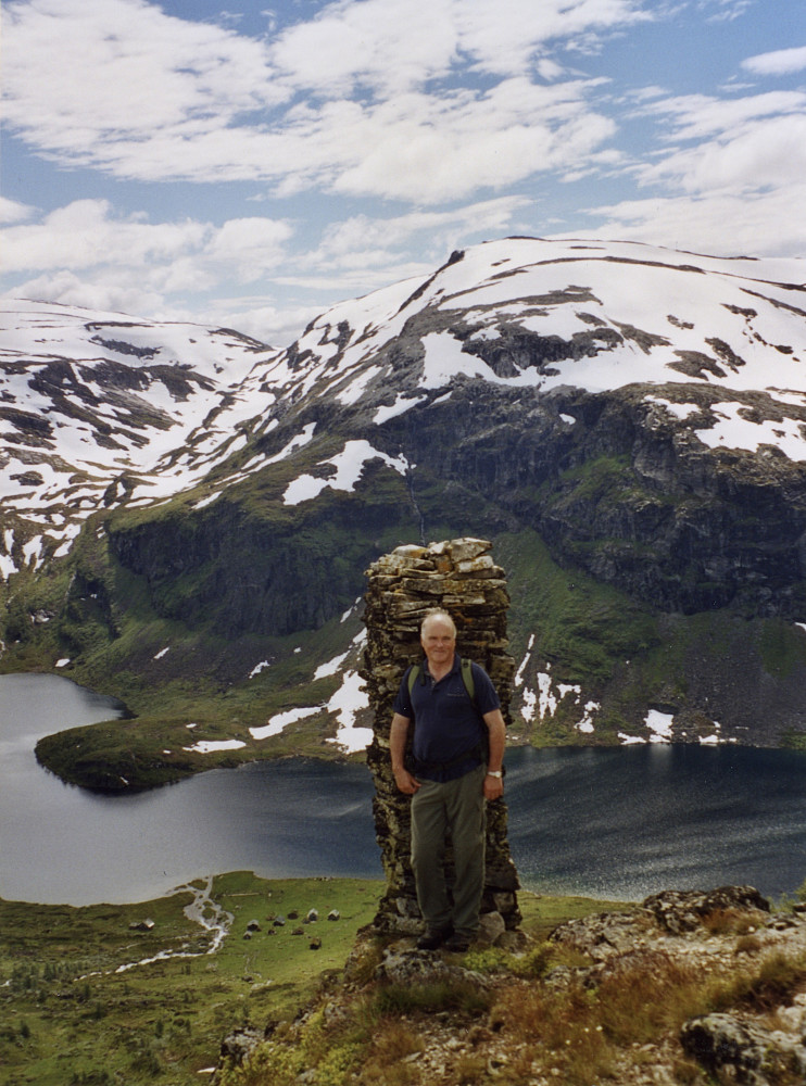 Knut ved Storevarden. Slondalsvatnet med Lartaneset nede til venstre. Mjølfjellet 1374 i bakgrunnen. Foto Astrid.