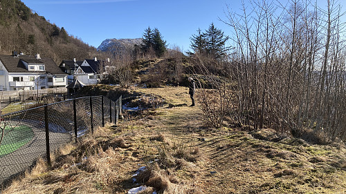 Grei adkomst til søylen fra sørøst