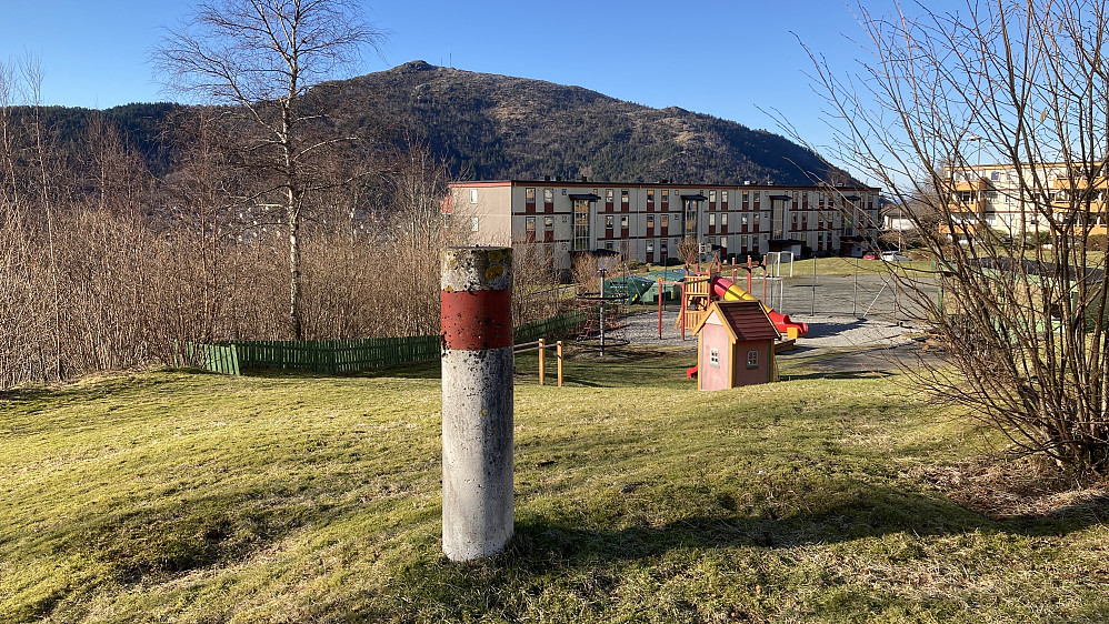 Søylen på Slettebakken. Løvstakken i bakgrunnen mot VNV