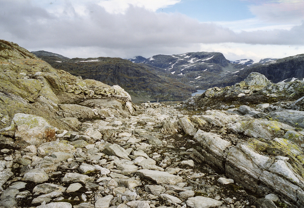 Litt av fangstanlegget ved Gommahaugen. litt av Kvannjolvatnet og Kvannjolanuten mot venstre. Skipanuten 1498 i bakgrunnen