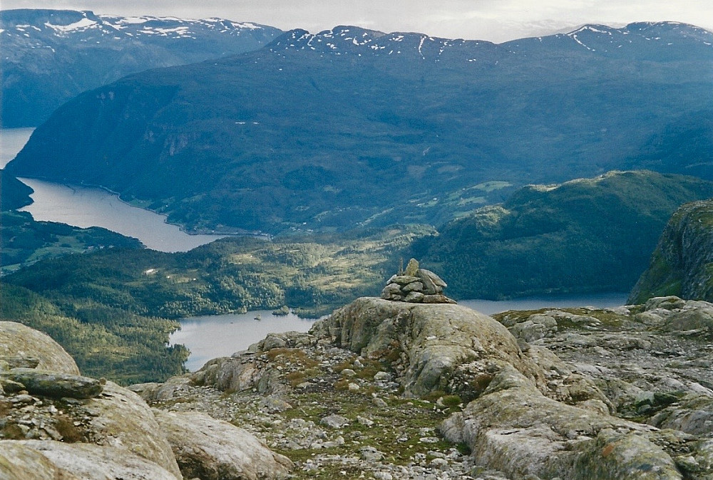 En hovedvarde på stien i Fereiskorane mot Sveigstølene. Solsævatnet 388 og Ulvikafjorden i bakgrunnen