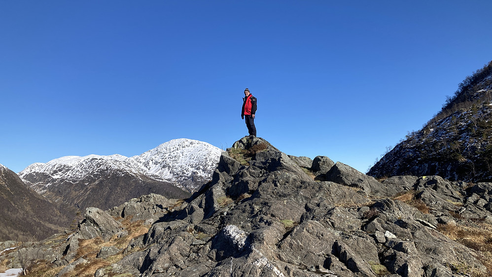 Kjell på høyeste punkt på Åsen. Foto mot NØ. Hausdalen og Hausdalsåsen med Toro 733 og Søre Gullfjelltoppen i bakgrunnen