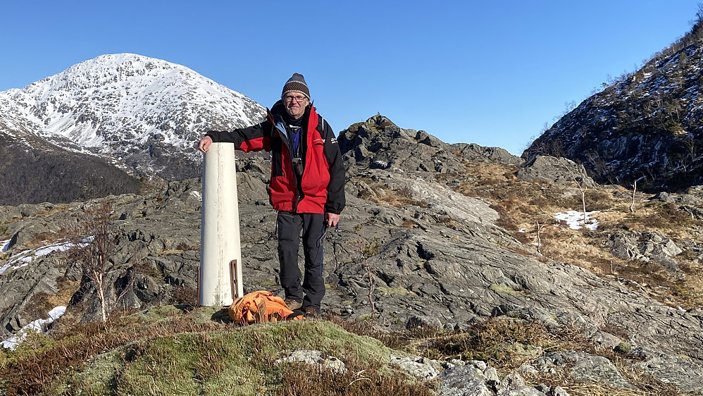 Kjell ved søylen på Åsen. Søre Gullfjelltoppen i bakgrunnen