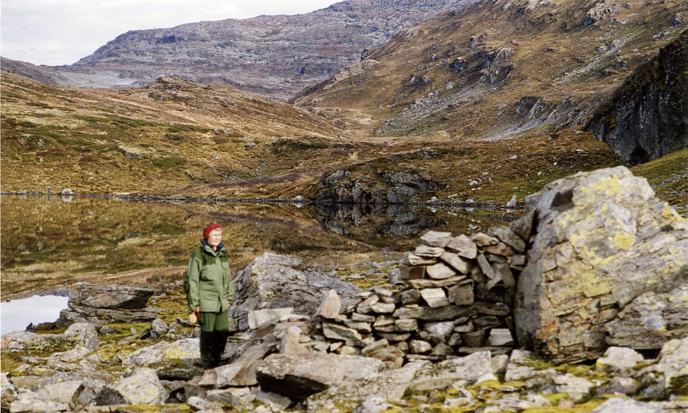 Astrid ved ruinene etter steinbuen. Foto mot nord