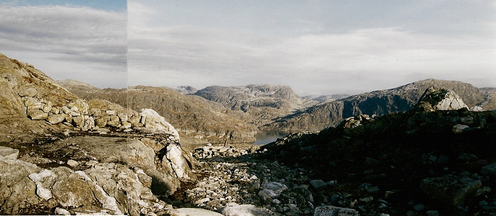 Litt av fangstanlegget ved Gommahaugen. Foto mot øst. Kvannjolavatnet, Kvannjolnuten 1351 og Skipanuten til venstre i bakgrunnen. Reinaskardnuten 1416 mot høyre.