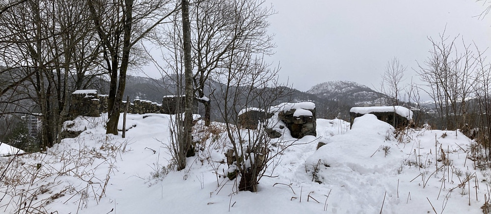 Lauvåsen nord. Murer etter skyteradar til venstre og luftvernskyts mot høyre. Olsokfjellet i bakgrunnen