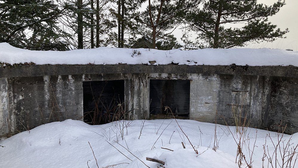 Inne i kanonbrønnen for 105 mm luftvernskyts helt sør på Løvåsen. Åpninger mot diverse rom/ammunisjonslager i muren