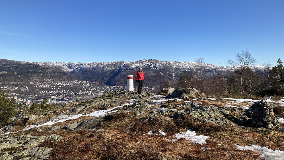 Astrid ved søylen nord på Damsgårdsfjell-let