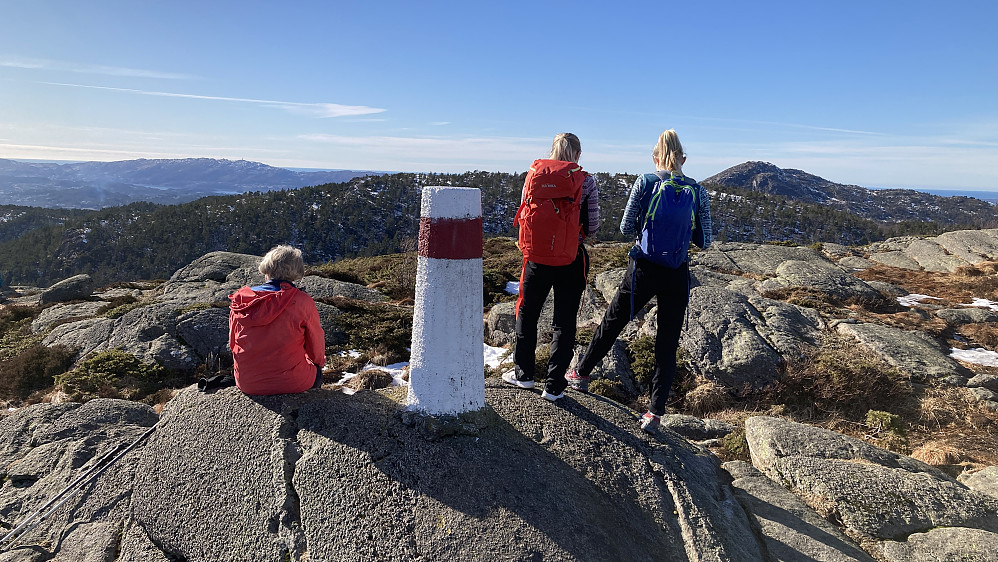 Folksomt på Olsokfjellet denne fine lørdagen!