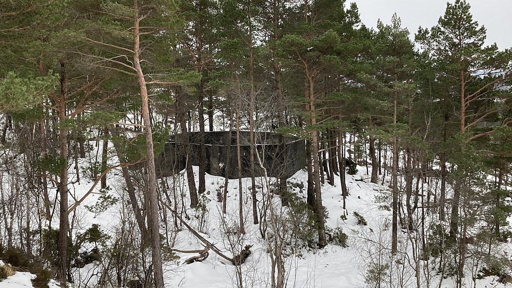Krigsminne etter 2VK - brønn for skyteradar? Krigsminnet ligger litt nedenfor og rett sør for utsiktspunkt på Storrinden