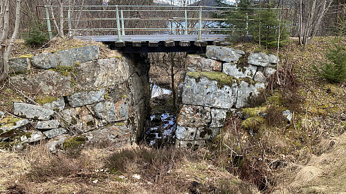 Jernbanebroen i Gåsakilen der det sannsynligvis sto et vanntårn