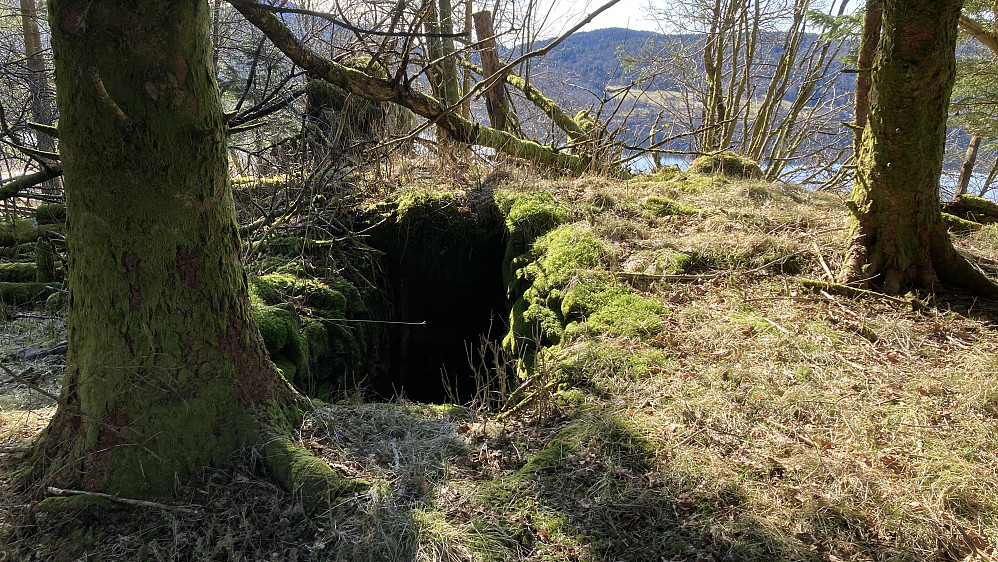 Bunker like øst for toppen på Tempelet. Utsikt vestover mot Kalandsvatnet