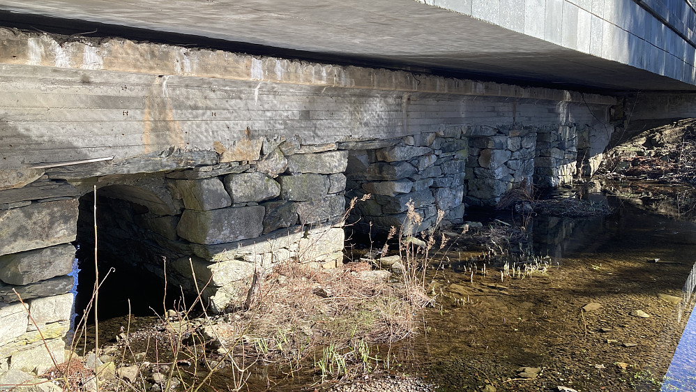 Originale steinfundamenter, buer og dekningsheller for "nye" Torve bro fra 1812. Foto 31. mars 2023