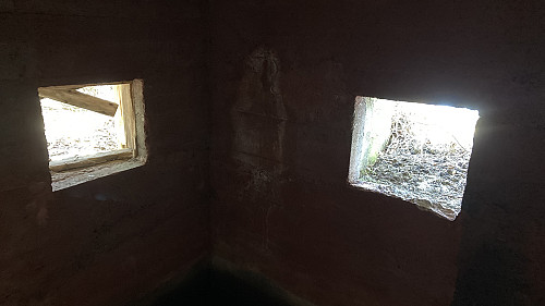 Innside av bunker med åpninger mot vest og sørvest