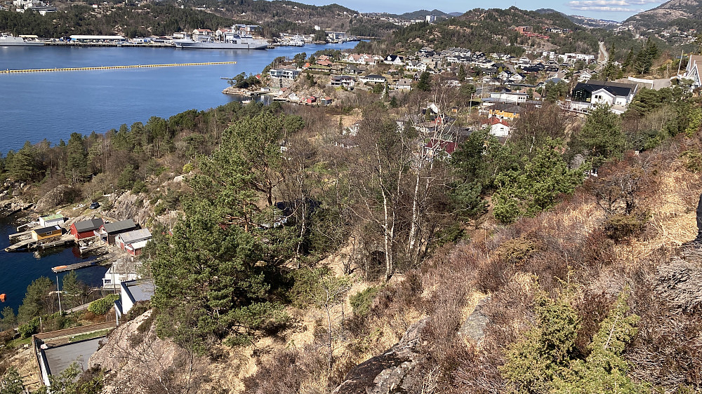 Foto fra observasjonsposten ovenfor bunkeren. Åpningen kan skimtes omtrent midt i bildet. Utsikt nordover mot Haakonsvern og Kjerreidvika