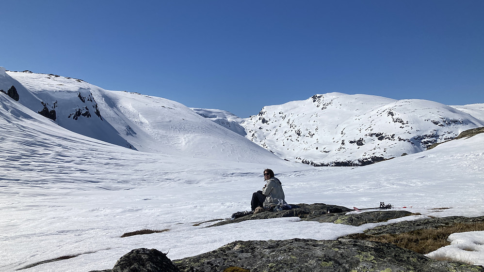 Pause ved vestenden av Fagerdalsvatnet. I bakgrunnen fra høyre den avrundete Mjølfjellet 1311-toppen, 1470-toppene og Gommaskaret med nedgangen til Tryglabotnen mot venstre