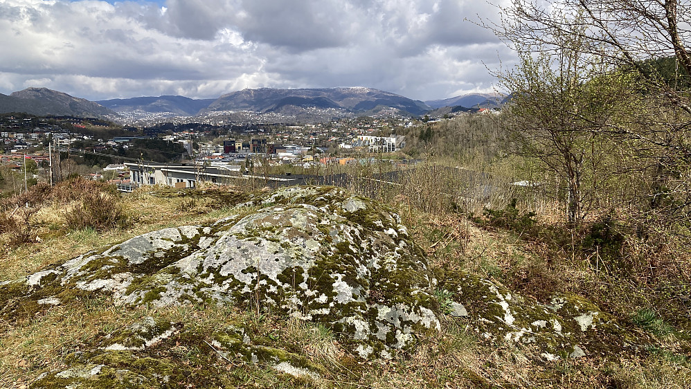 Høyeste punkt på Råvarden. Ulriken og Landåsfjellet i bakgrunnen