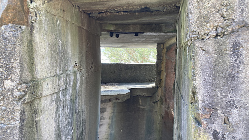 Innsiden av bunker 1 med hylle og skyteskår